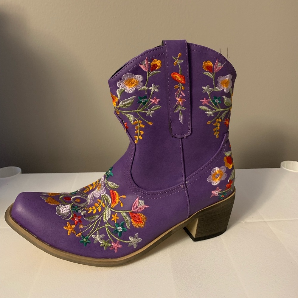 Purple Embroidered Boots - Beautiful Colors - NIB - Size 7